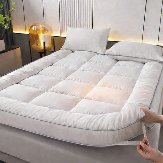 Single mattress topper with quilted comfort layer and elasticated corner strap